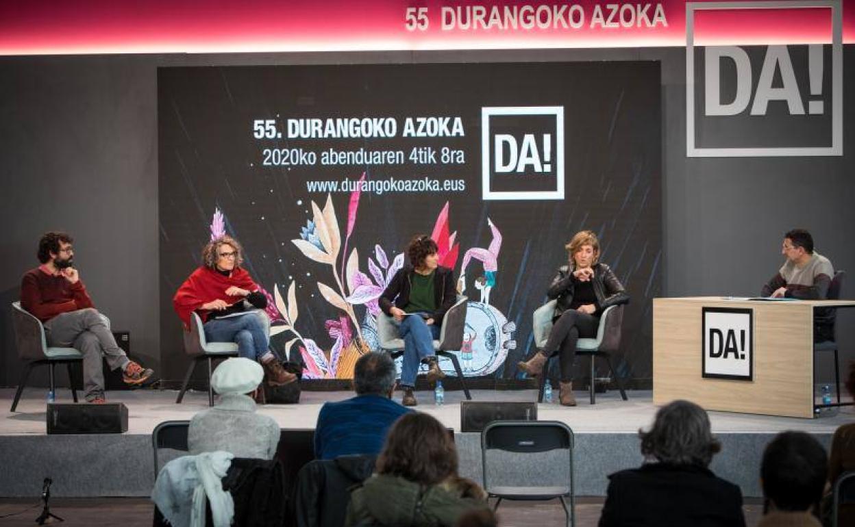 Ezkerretik eskuinera, Iñigo Astiz, Idoia Santamaria, Uxue Alberdi, Karmele Jaio eta Juan Luis Zabala.