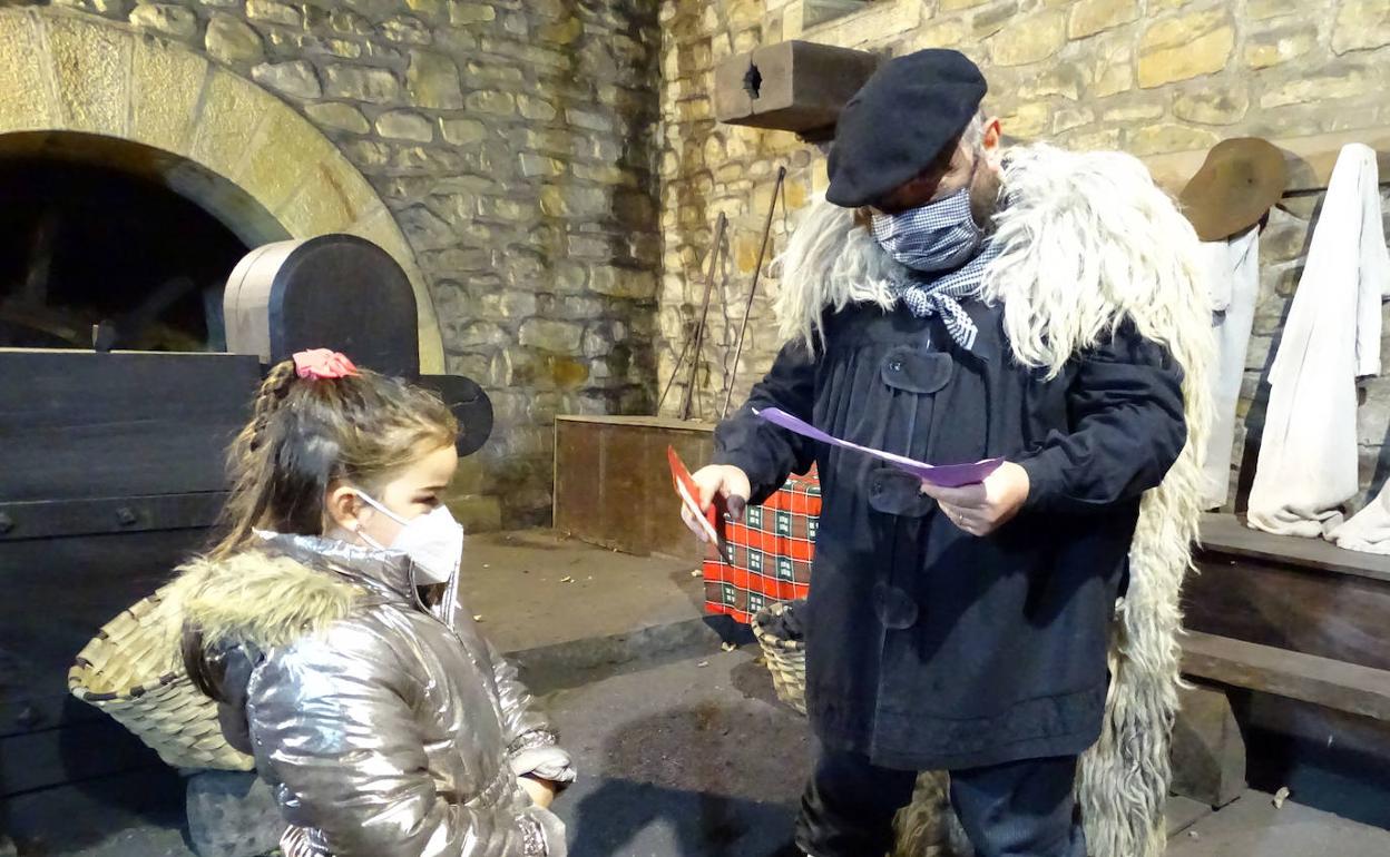 Olentzero recibió con gran agrado las cartas y dibujos de los más pequeños. 