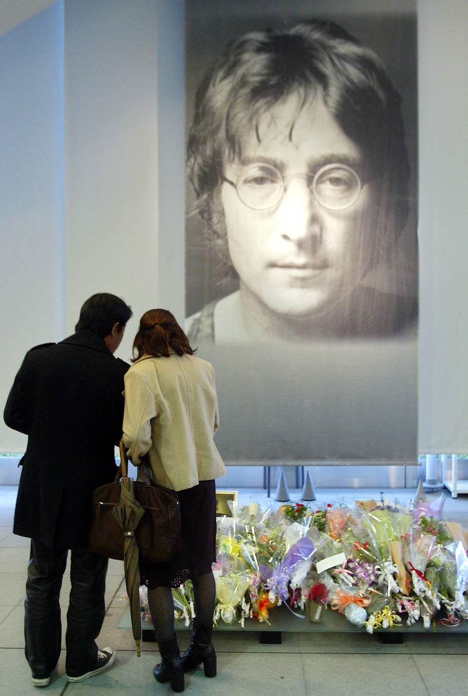 la vida de John Lennon se acabó brutalmente justo hoy hace 40 años en Nueva York, pero su leyenda sigue viva, su música se continúa escuchando en todo el mundo y su figura es aún una fuente de inspiración para otros artistas.