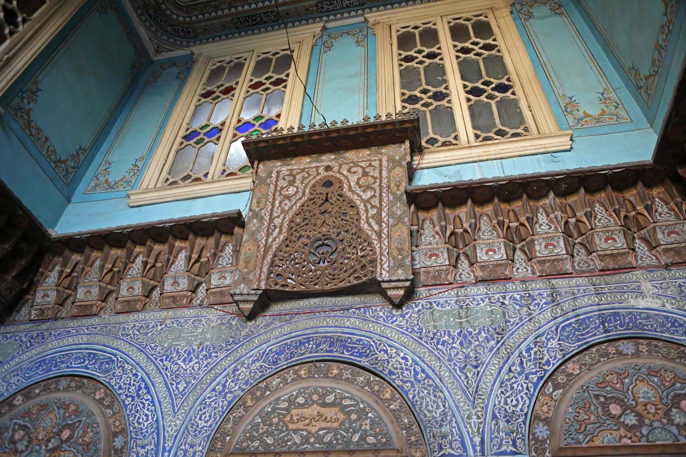 El espectacular palacio de Naasan se encuentra en la parte antigua de la capital de Siria, Damasco. La ciudad vieja de la capital siria es famosa por sus elegantes casas centenarias, generalmente de dos pisos construidos alrededor un frondoso patio rectangular con una fuente de piedra tallada en el centro. Si bien la capital se ha librado en gran medida de la violencia de la guerra de casi diez años en Siria, varias de estas casas tradicionales han sido abandonadas por sus propietarios o dañadas en el conflicto.