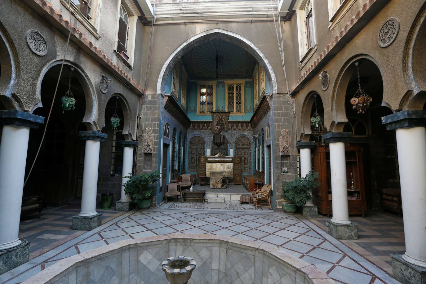 El espectacular palacio de Naasan se encuentra en la parte antigua de la capital de Siria, Damasco. La ciudad vieja de la capital siria es famosa por sus elegantes casas centenarias, generalmente de dos pisos construidos alrededor un frondoso patio rectangular con una fuente de piedra tallada en el centro. Si bien la capital se ha librado en gran medida de la violencia de la guerra de casi diez años en Siria, varias de estas casas tradicionales han sido abandonadas por sus propietarios o dañadas en el conflicto.