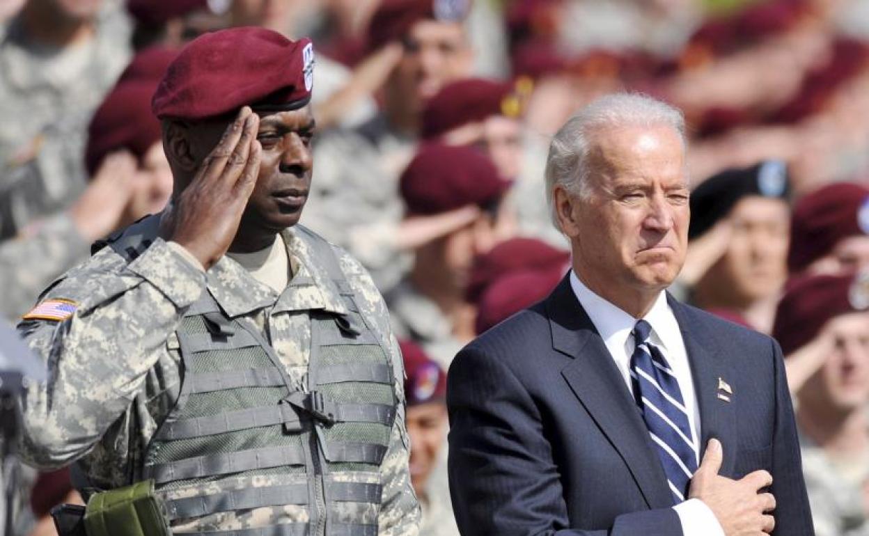 Lloyd Austin junto a Joe Biden.