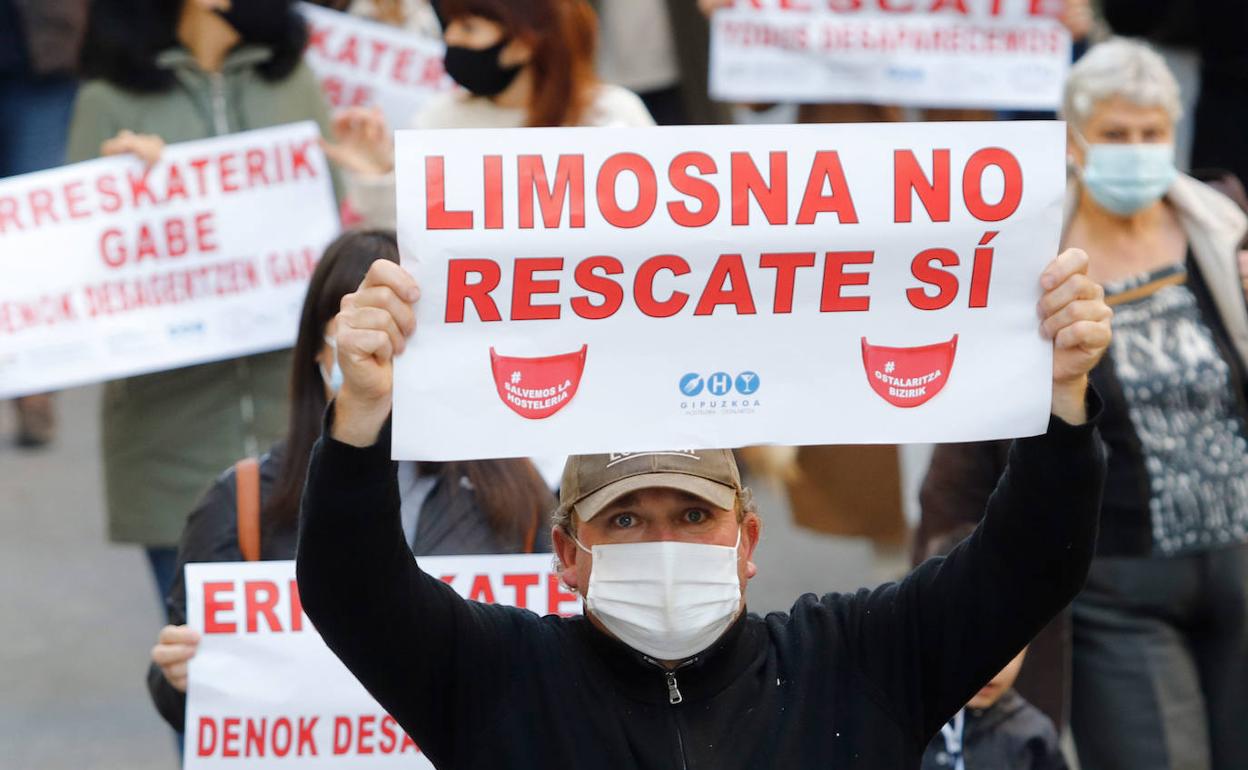 Hosteleros se manifiestan en Eibar. 