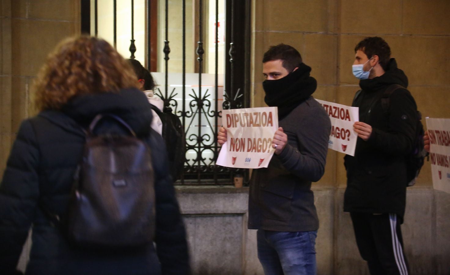 Hosteleros de Gipuzkoa se han concentrado este miércoles desde las ocho de la mañana ante la Diputación para pedir una reapertura «viable y en condiciones dignas» de sus establecimientos, además de reclamar ayudas directas para el sector, tras su cierre dentro de las medidas establecidas para contener el contagio de la epidemia del coronavirus