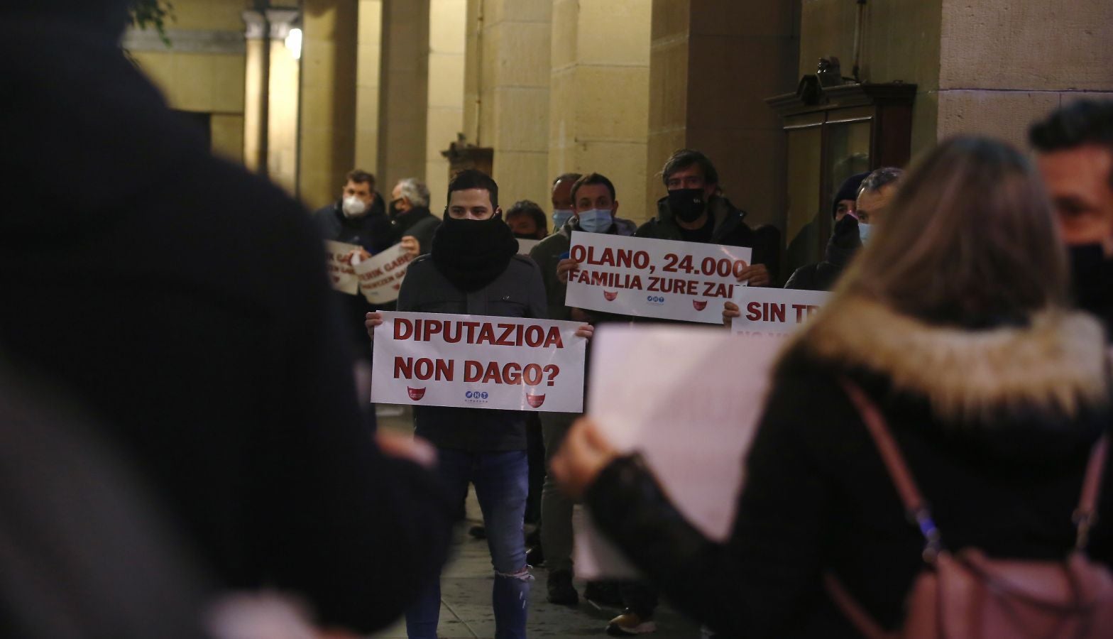 Hosteleros de Gipuzkoa se han concentrado este miércoles desde las ocho de la mañana ante la Diputación para pedir una reapertura «viable y en condiciones dignas» de sus establecimientos, además de reclamar ayudas directas para el sector, tras su cierre dentro de las medidas establecidas para contener el contagio de la epidemia del coronavirus