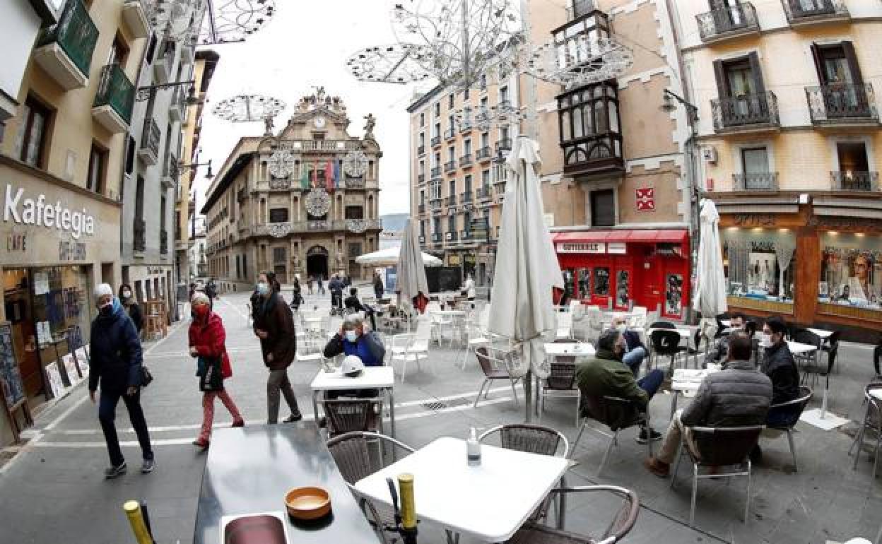 La plaza del Auuntamiento de Pamplona, el 26 de noviembre con las terrazas recién reabiertas.
