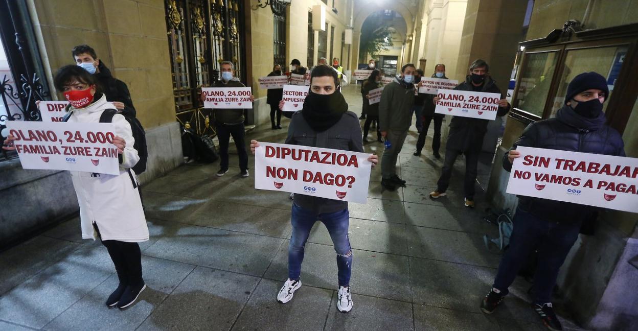 Alrededor de 200 hosteleros se concentraron ayer frente a la Diputación de Gipuzkoa para reclamar más ayudas. 