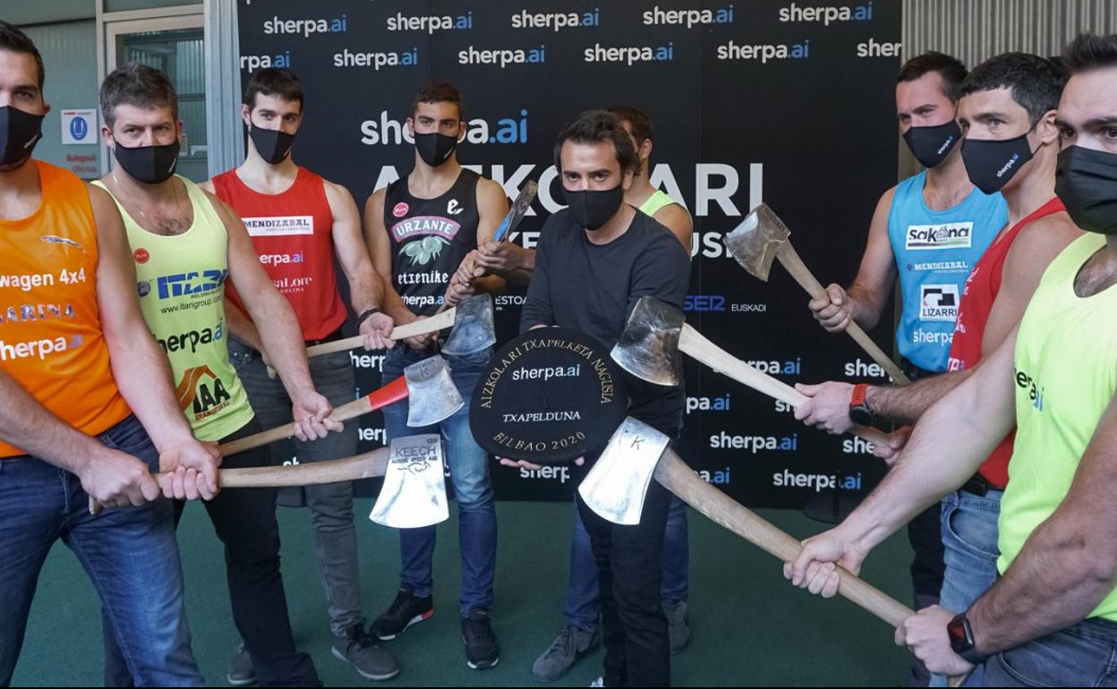 Atutxa, Irazu, Txikia, Vicente, el promotor Xabi Uribe-Etxebarria, Larrea (promoción), Jauregi (promoción) y Larrañaga, ayer. 