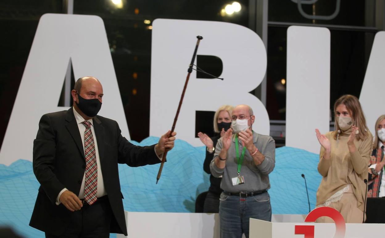 Andoni Ortuzar con la makila tras ser proclamado por tercera vez presidente del Euzkadi Buru Batzar del PNV