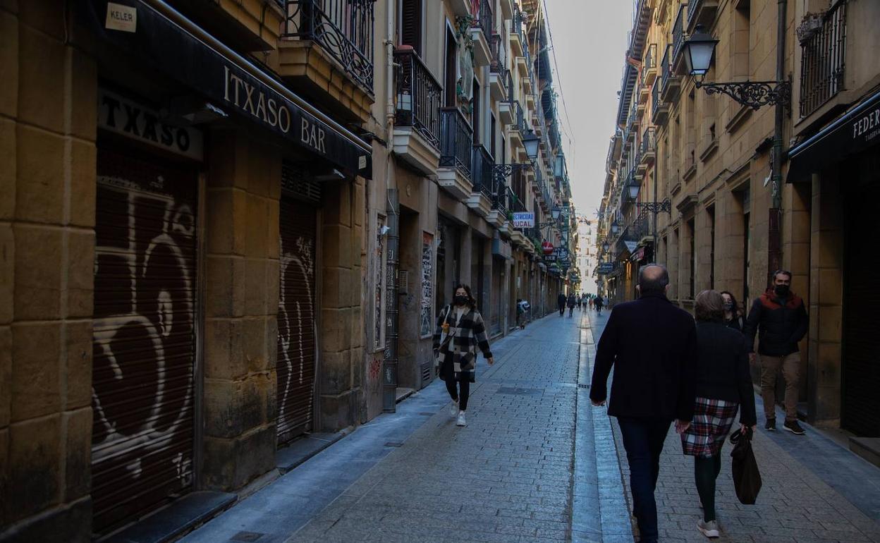 Bares cerrados en la Parte Vieja donostiarra. 