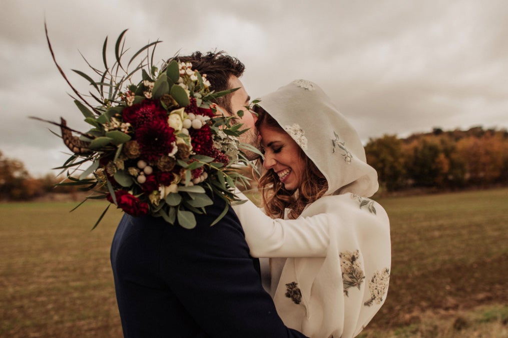 Inés, acostumbrada a ejercer de 'wedding planner' en Marketing For Lemons, se casó con Endika tras 10 años de relación, convirtiéndose en la novia del vestido más especial que hemos visto en los últimos años.