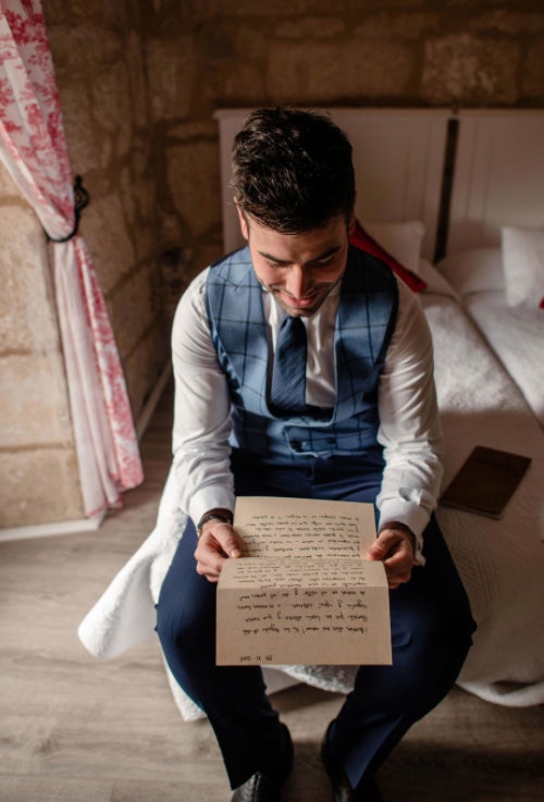 Inés, acostumbrada a ejercer de 'wedding planner' en Marketing For Lemons, se casó con Endika tras 10 años de relación, convirtiéndose en la novia del vestido más especial que hemos visto en los últimos años.