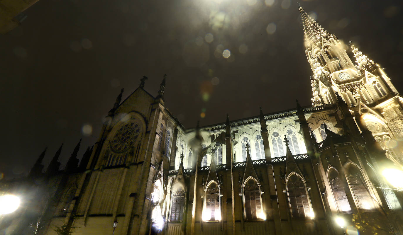 Desde este pasado lunes, al caer la noche, la torre del Buen Pastor se viste con un nuevo traje de luces que realza su figura y ensalza su arquitectura neogótica. 223 focos de tecnología led sutituyen al antiguo sistema de iluminación que instaló el Ayuntamiento allá por los años 90. Todos ellos colocados con mimo para respetar la estructura de 75 metros de altura levantada en 1899, que ha sufrido un intenso proceso de restauración de casi año y medio, y para mostrarse al público con todo su esplendor. 