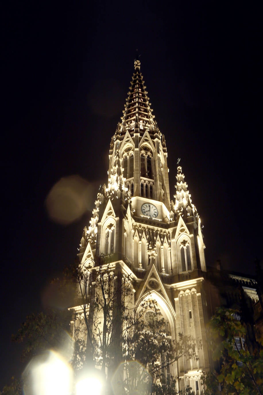 Desde este pasado lunes, al caer la noche, la torre del Buen Pastor se viste con un nuevo traje de luces que realza su figura y ensalza su arquitectura neogótica. 223 focos de tecnología led sutituyen al antiguo sistema de iluminación que instaló el Ayuntamiento allá por los años 90. Todos ellos colocados con mimo para respetar la estructura de 75 metros de altura levantada en 1899, que ha sufrido un intenso proceso de restauración de casi año y medio, y para mostrarse al público con todo su esplendor. 