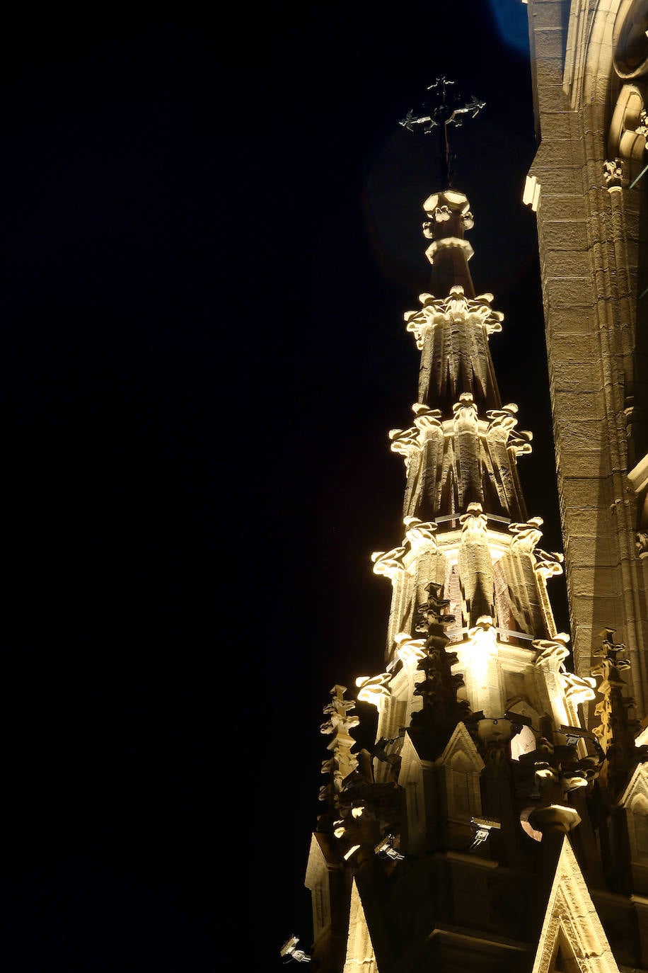 Desde este pasado lunes, al caer la noche, la torre del Buen Pastor se viste con un nuevo traje de luces que realza su figura y ensalza su arquitectura neogótica. 223 focos de tecnología led sutituyen al antiguo sistema de iluminación que instaló el Ayuntamiento allá por los años 90. Todos ellos colocados con mimo para respetar la estructura de 75 metros de altura levantada en 1899, que ha sufrido un intenso proceso de restauración de casi año y medio, y para mostrarse al público con todo su esplendor. 