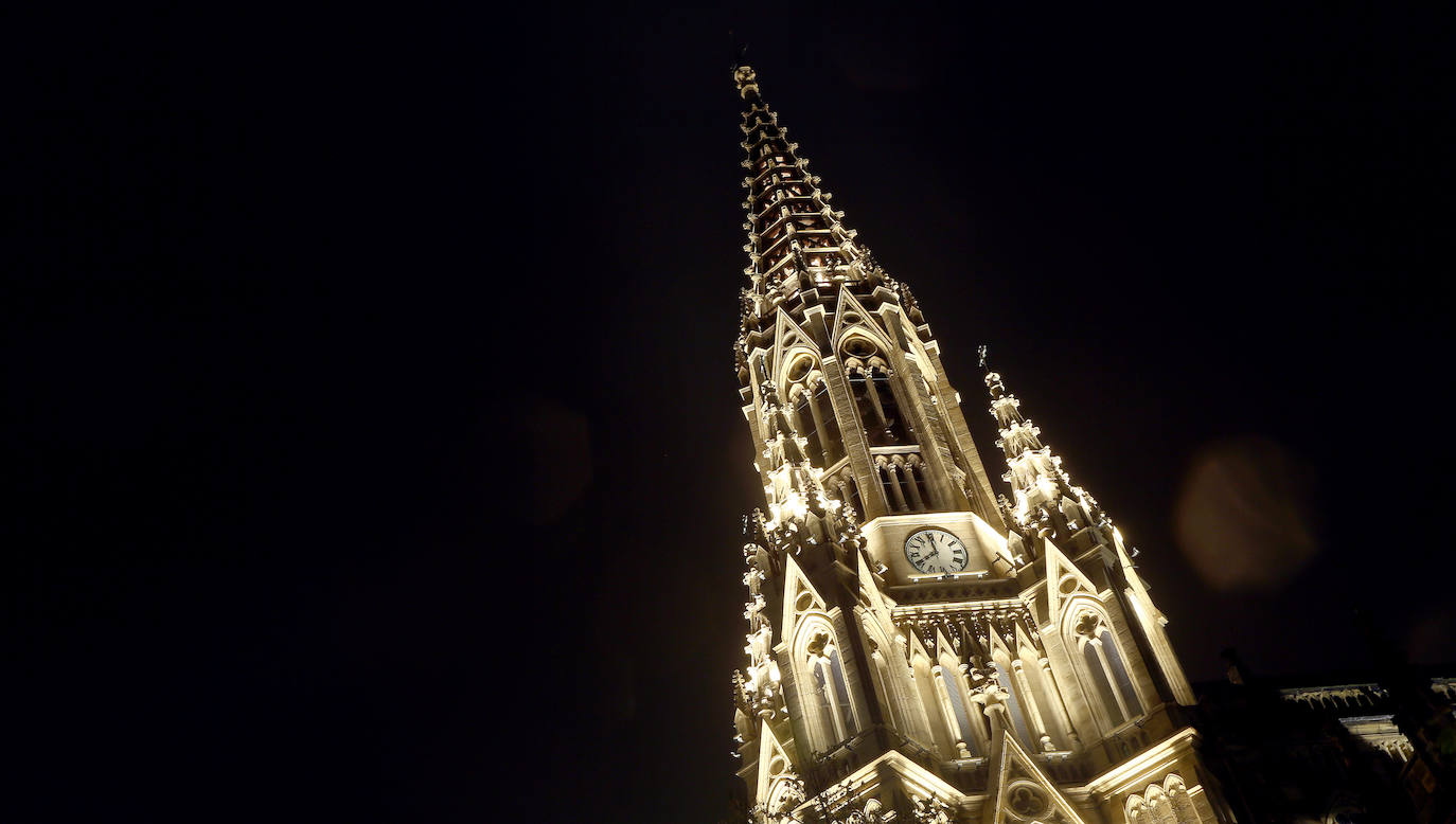 Desde este pasado lunes, al caer la noche, la torre del Buen Pastor se viste con un nuevo traje de luces que realza su figura y ensalza su arquitectura neogótica. 223 focos de tecnología led sutituyen al antiguo sistema de iluminación que instaló el Ayuntamiento allá por los años 90. Todos ellos colocados con mimo para respetar la estructura de 75 metros de altura levantada en 1899, que ha sufrido un intenso proceso de restauración de casi año y medio, y para mostrarse al público con todo su esplendor. 