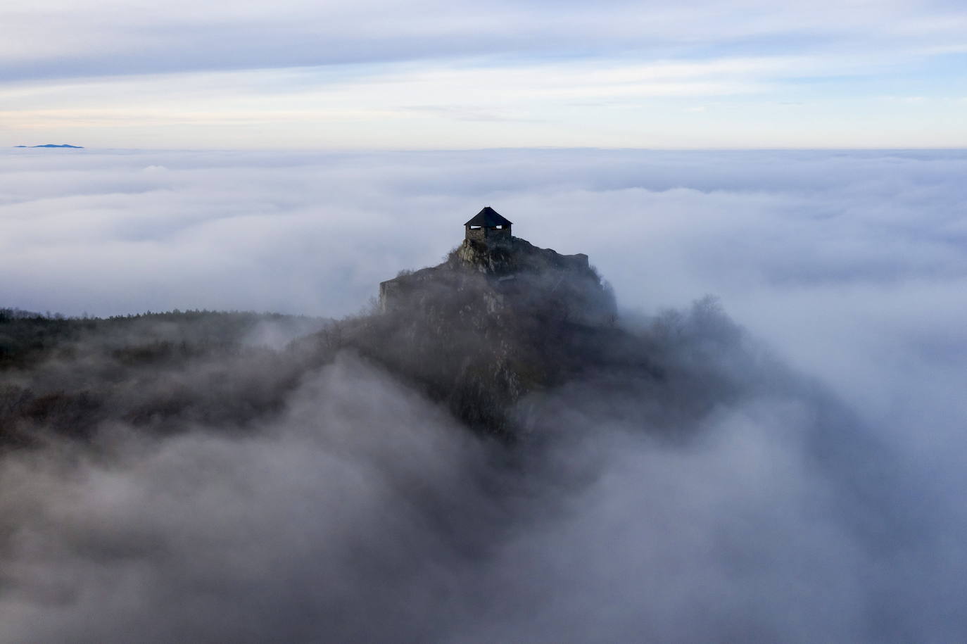 Fotos tomadas con un dron muestran la niebla cubriendo el paisaje alrededor del Castillo de Somosko a primera hora de la mañana, cerca de Salgotarjan, en Hungría.