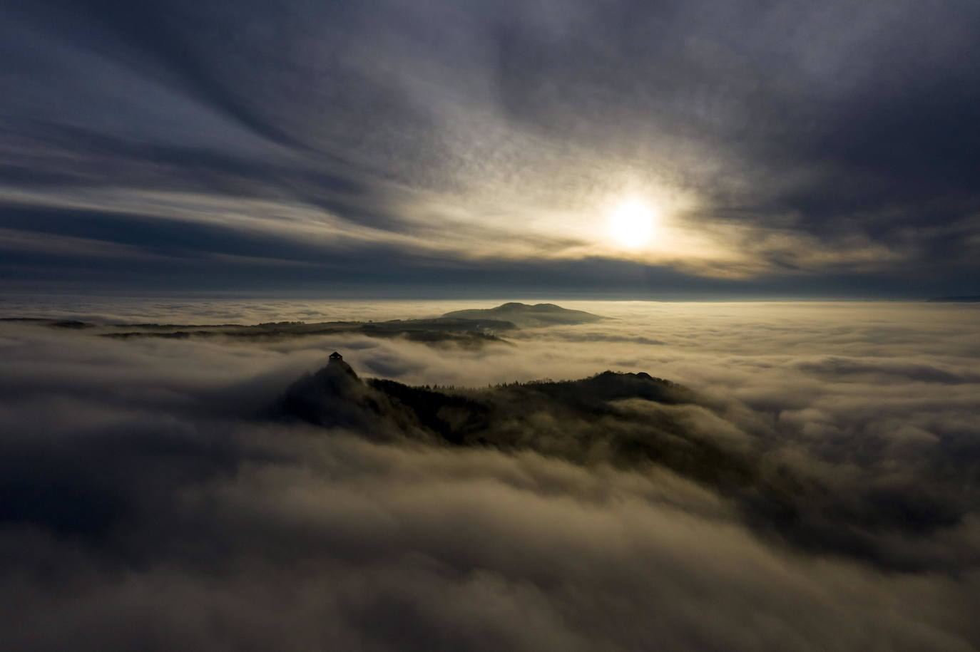 Fotos tomadas con un dron muestran la niebla cubriendo el paisaje alrededor del Castillo de Somosko a primera hora de la mañana, cerca de Salgotarjan, en Hungría.
