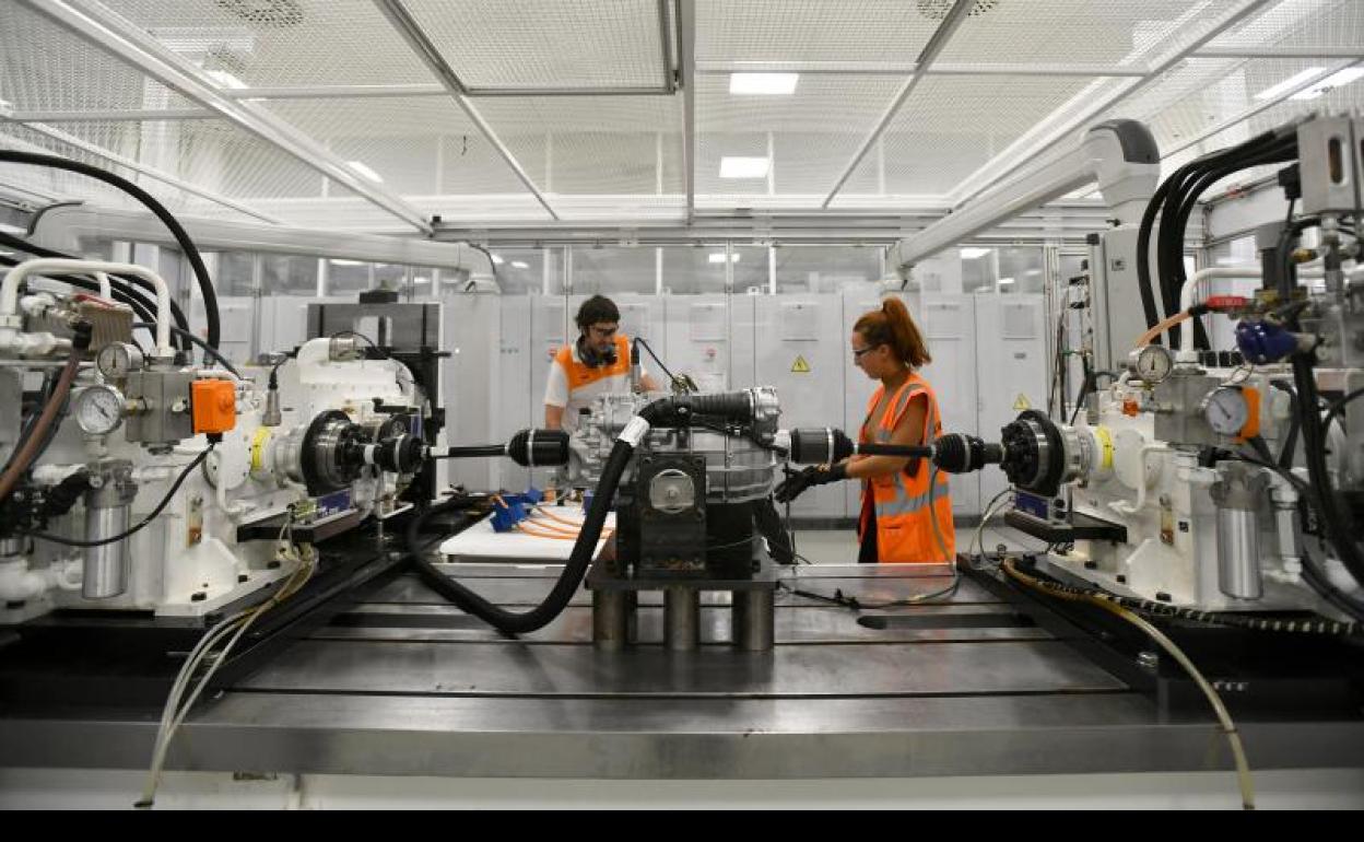 Trabajadores en una empresa guipuzcoana de automoción. 