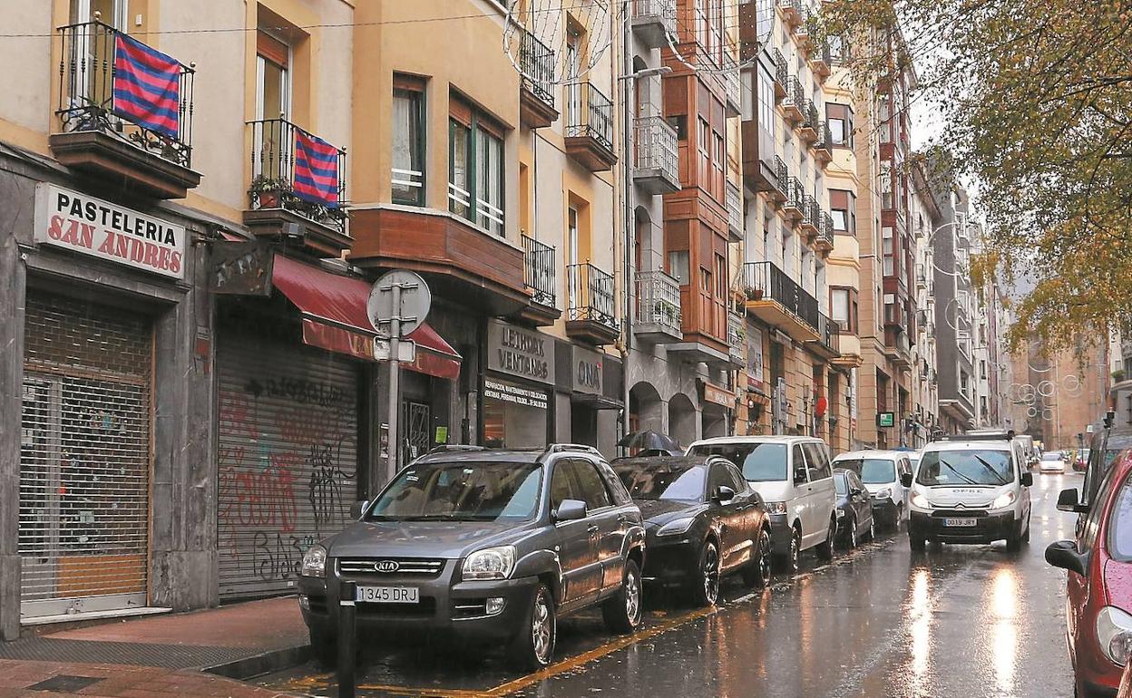 Imagen del local de la calle Bidebarrieta de Eibar -con el toldo rojo- que en 1980 albergaba el bar Bikini.