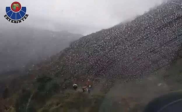 Evacuado en helicóptero un ciclista accidentado en un monte en Hernani