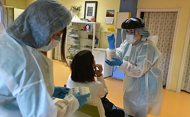 Expertos sanitarios temen una tercera ola de la pandemia si «repetimos errores del pasado»