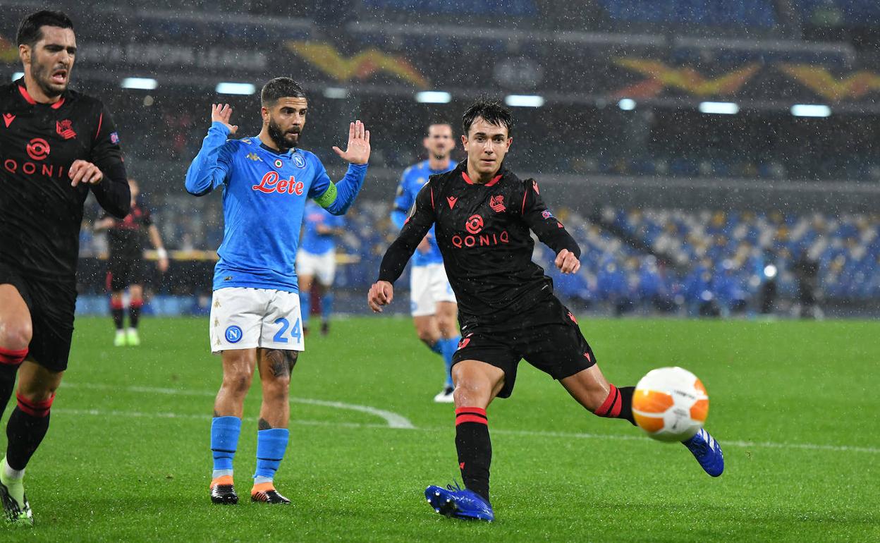 Martín Zubimendi sigue el balón ante la mirada de Insigne.