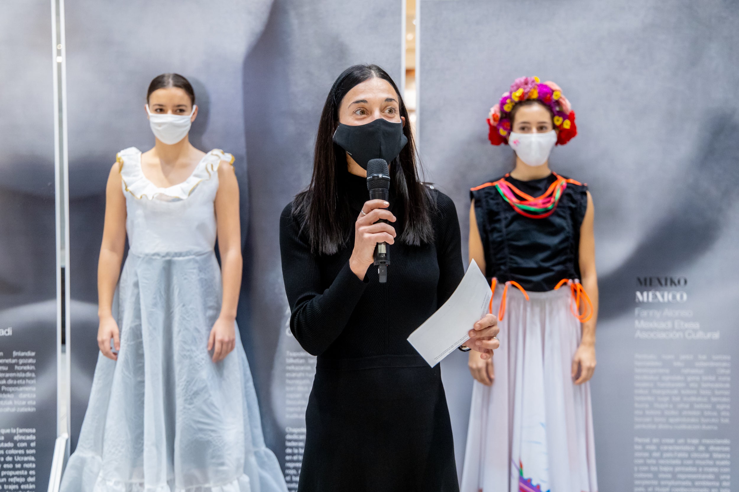 Se trata de un proyecto de Emaús Fundación Social y la Dirección de Medio Ambiente de la Diputación Foral de Gipuzkoa para contribuir al impulso de actuaciones de moda sostenible, maridando el ámbito de la cultura, la migración y la sostenibilidad en Gipuzkoa. A través de esta iniciativa, diferentes agentes guipuzcoanos del mundo educativo (AEG Ikastetxea) y las diseñadoras de 'GK Green Fashion', han creado una serie trajes típicos a partir de restos o residuos textiles, en colaboración con diversas asociaciones culturales y agrupaciones de varios países. La puesta en escena corre a cargo de DANTZAZ