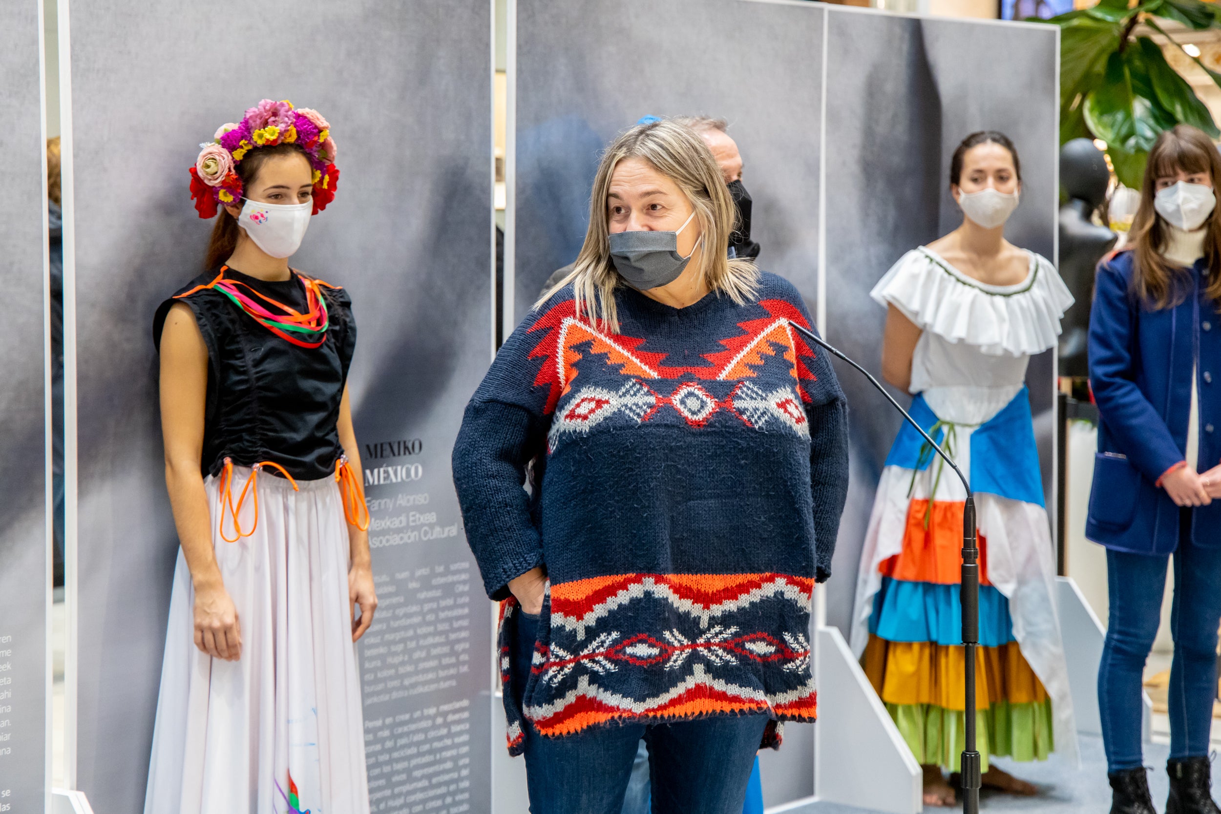 Se trata de un proyecto de Emaús Fundación Social y la Dirección de Medio Ambiente de la Diputación Foral de Gipuzkoa para contribuir al impulso de actuaciones de moda sostenible, maridando el ámbito de la cultura, la migración y la sostenibilidad en Gipuzkoa. A través de esta iniciativa, diferentes agentes guipuzcoanos del mundo educativo (AEG Ikastetxea) y las diseñadoras de 'GK Green Fashion', han creado una serie trajes típicos a partir de restos o residuos textiles, en colaboración con diversas asociaciones culturales y agrupaciones de varios países. La puesta en escena corre a cargo de DANTZAZ