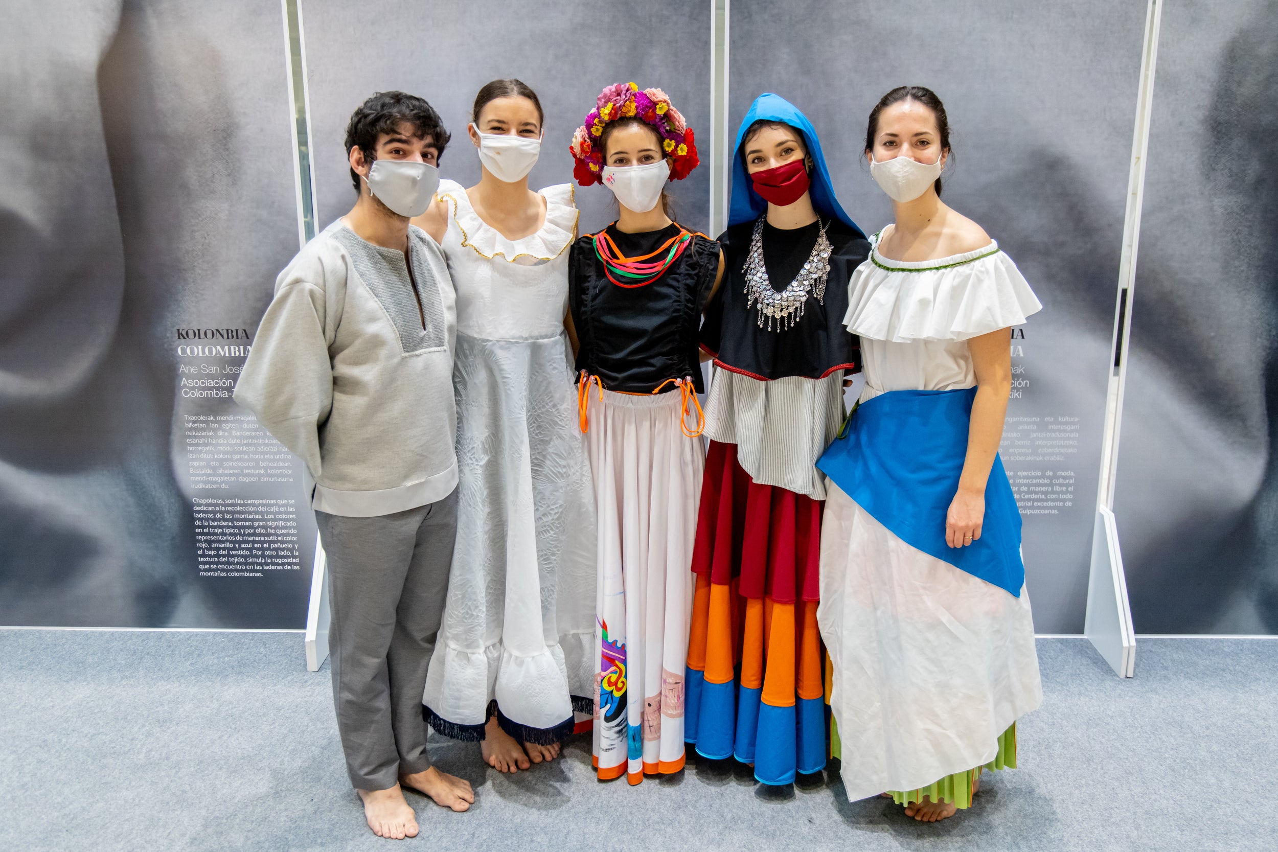 Se trata de un proyecto de Emaús Fundación Social y la Dirección de Medio Ambiente de la Diputación Foral de Gipuzkoa para contribuir al impulso de actuaciones de moda sostenible, maridando el ámbito de la cultura, la migración y la sostenibilidad en Gipuzkoa. A través de esta iniciativa, diferentes agentes guipuzcoanos del mundo educativo (AEG Ikastetxea) y las diseñadoras de 'GK Green Fashion', han creado una serie trajes típicos a partir de restos o residuos textiles, en colaboración con diversas asociaciones culturales y agrupaciones de varios países. La puesta en escena corre a cargo de DANTZAZ