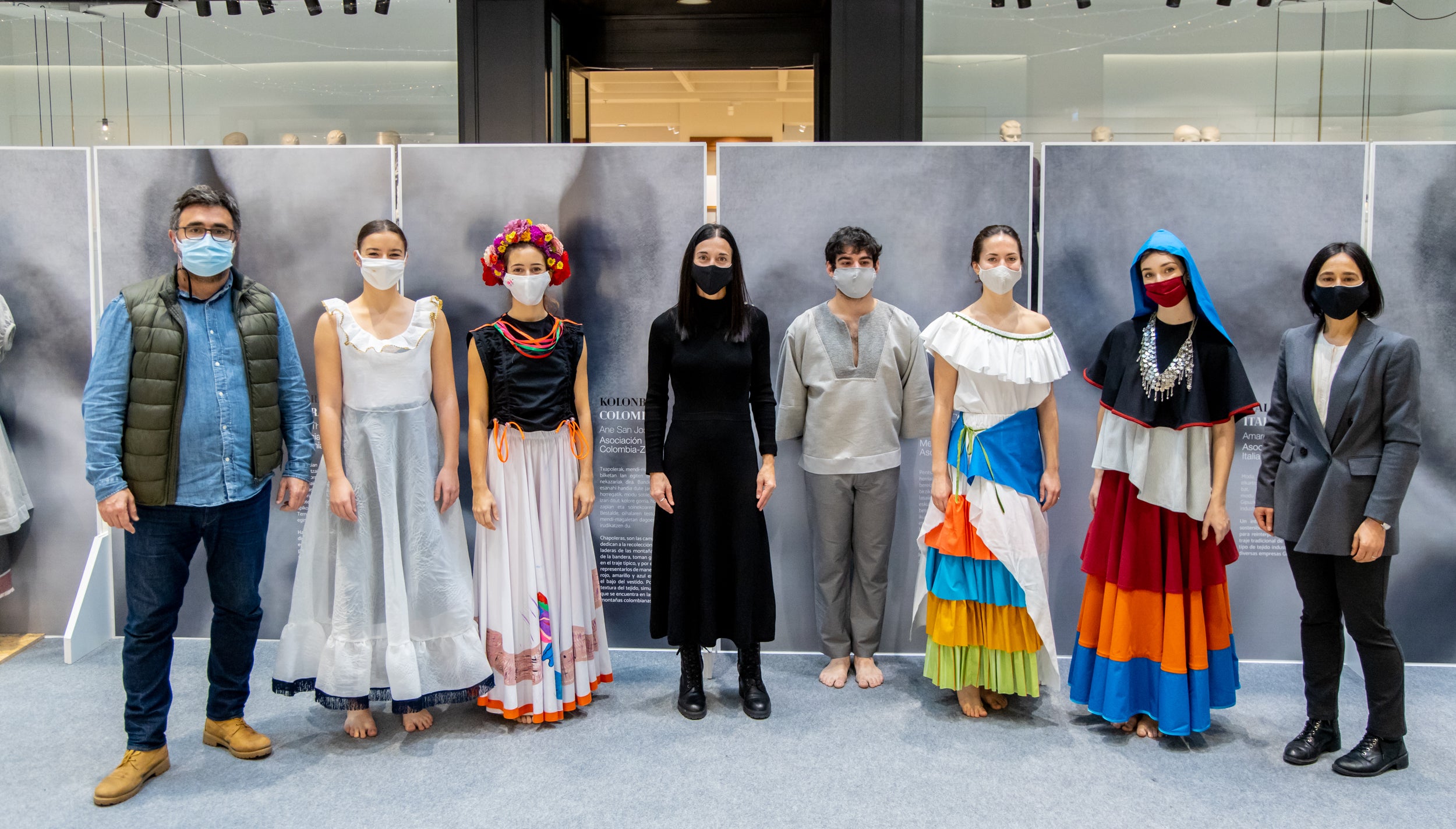 Se trata de un proyecto de Emaús Fundación Social y la Dirección de Medio Ambiente de la Diputación Foral de Gipuzkoa para contribuir al impulso de actuaciones de moda sostenible, maridando el ámbito de la cultura, la migración y la sostenibilidad en Gipuzkoa. A través de esta iniciativa, diferentes agentes guipuzcoanos del mundo educativo (AEG Ikastetxea) y las diseñadoras de 'GK Green Fashion', han creado una serie trajes típicos a partir de restos o residuos textiles, en colaboración con diversas asociaciones culturales y agrupaciones de varios países. La puesta en escena corre a cargo de DANTZAZ