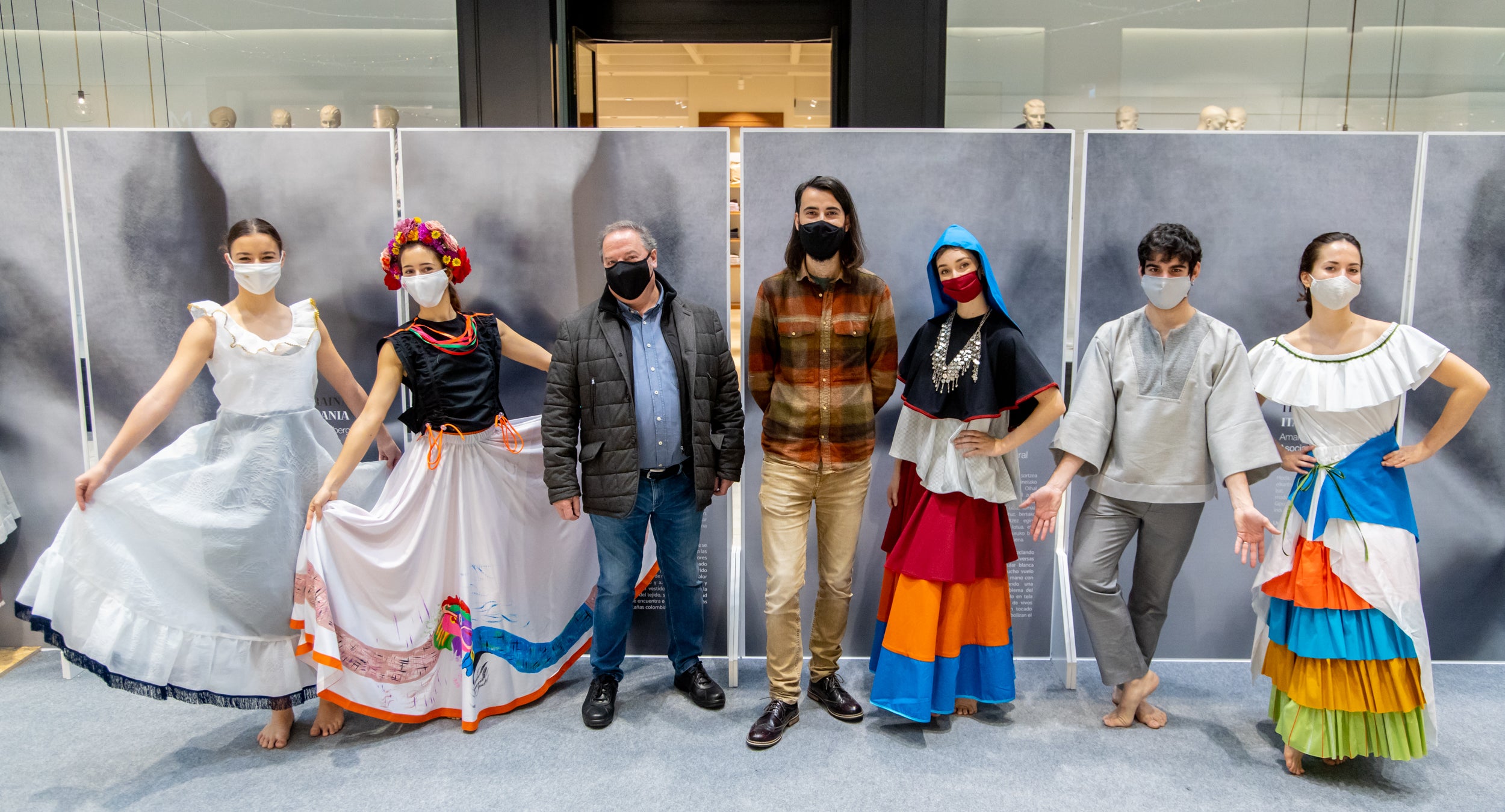 Se trata de un proyecto de Emaús Fundación Social y la Dirección de Medio Ambiente de la Diputación Foral de Gipuzkoa para contribuir al impulso de actuaciones de moda sostenible, maridando el ámbito de la cultura, la migración y la sostenibilidad en Gipuzkoa. A través de esta iniciativa, diferentes agentes guipuzcoanos del mundo educativo (AEG Ikastetxea) y las diseñadoras de 'GK Green Fashion', han creado una serie trajes típicos a partir de restos o residuos textiles, en colaboración con diversas asociaciones culturales y agrupaciones de varios países. La puesta en escena corre a cargo de DANTZAZ