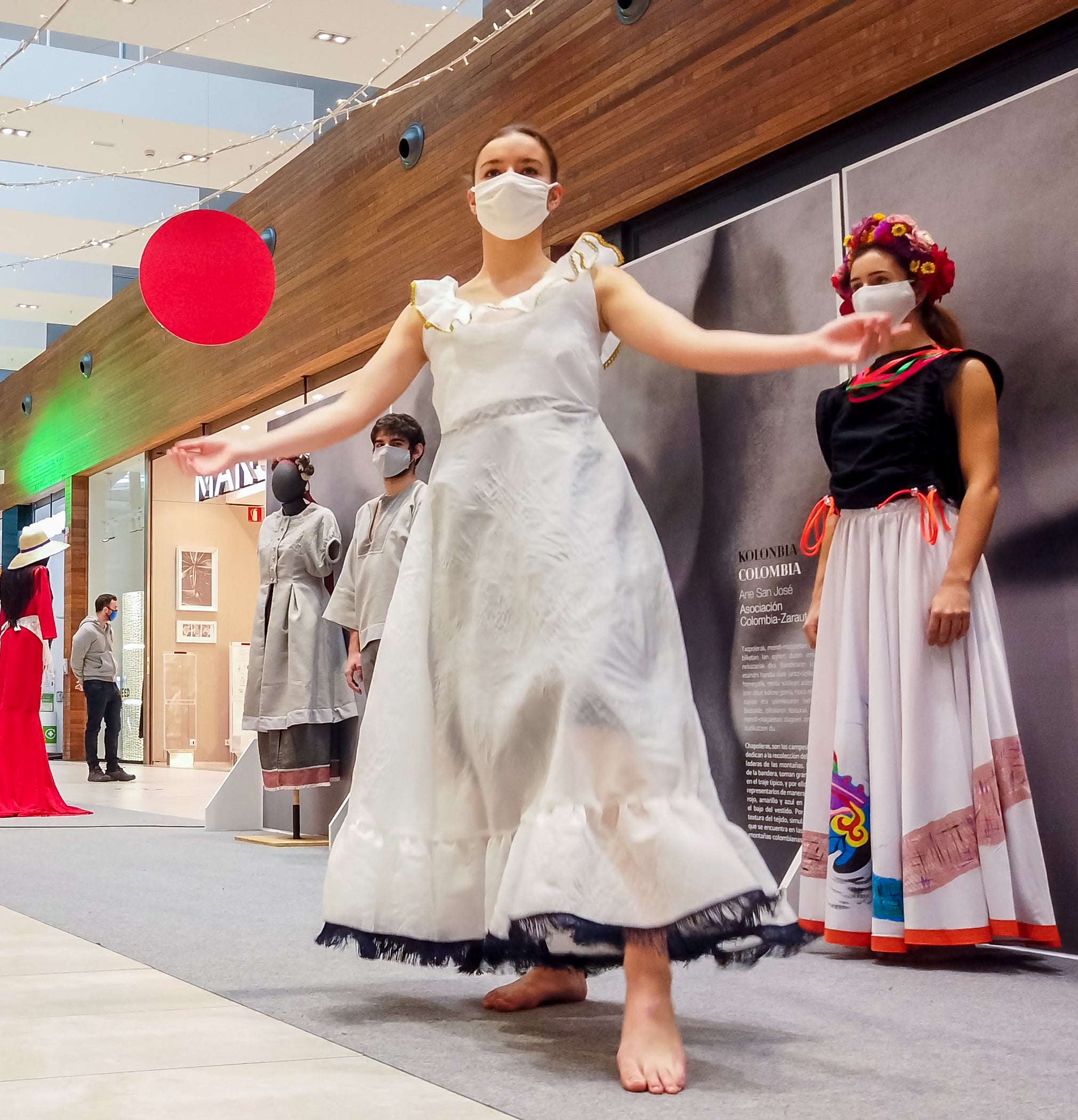 Se trata de un proyecto de Emaús Fundación Social y la Dirección de Medio Ambiente de la Diputación Foral de Gipuzkoa para contribuir al impulso de actuaciones de moda sostenible, maridando el ámbito de la cultura, la migración y la sostenibilidad en Gipuzkoa. A través de esta iniciativa, diferentes agentes guipuzcoanos del mundo educativo (AEG Ikastetxea) y las diseñadoras de 'GK Green Fashion', han creado una serie trajes típicos a partir de restos o residuos textiles, en colaboración con diversas asociaciones culturales y agrupaciones de varios países. La puesta en escena corre a cargo de DANTZAZ