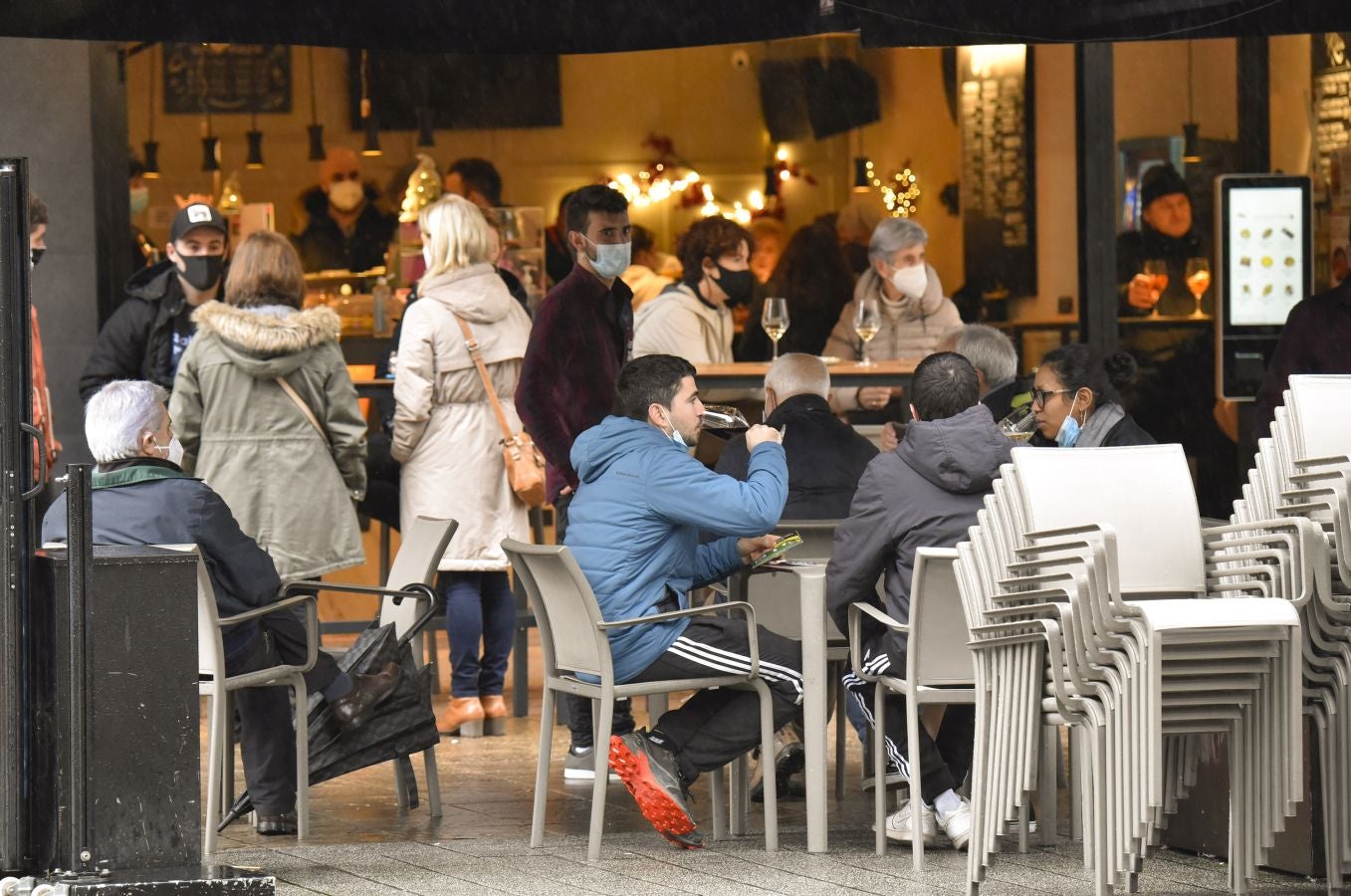 En Tolosa ha tocado abrigarse bien para poder disfrutar de las terrazas.