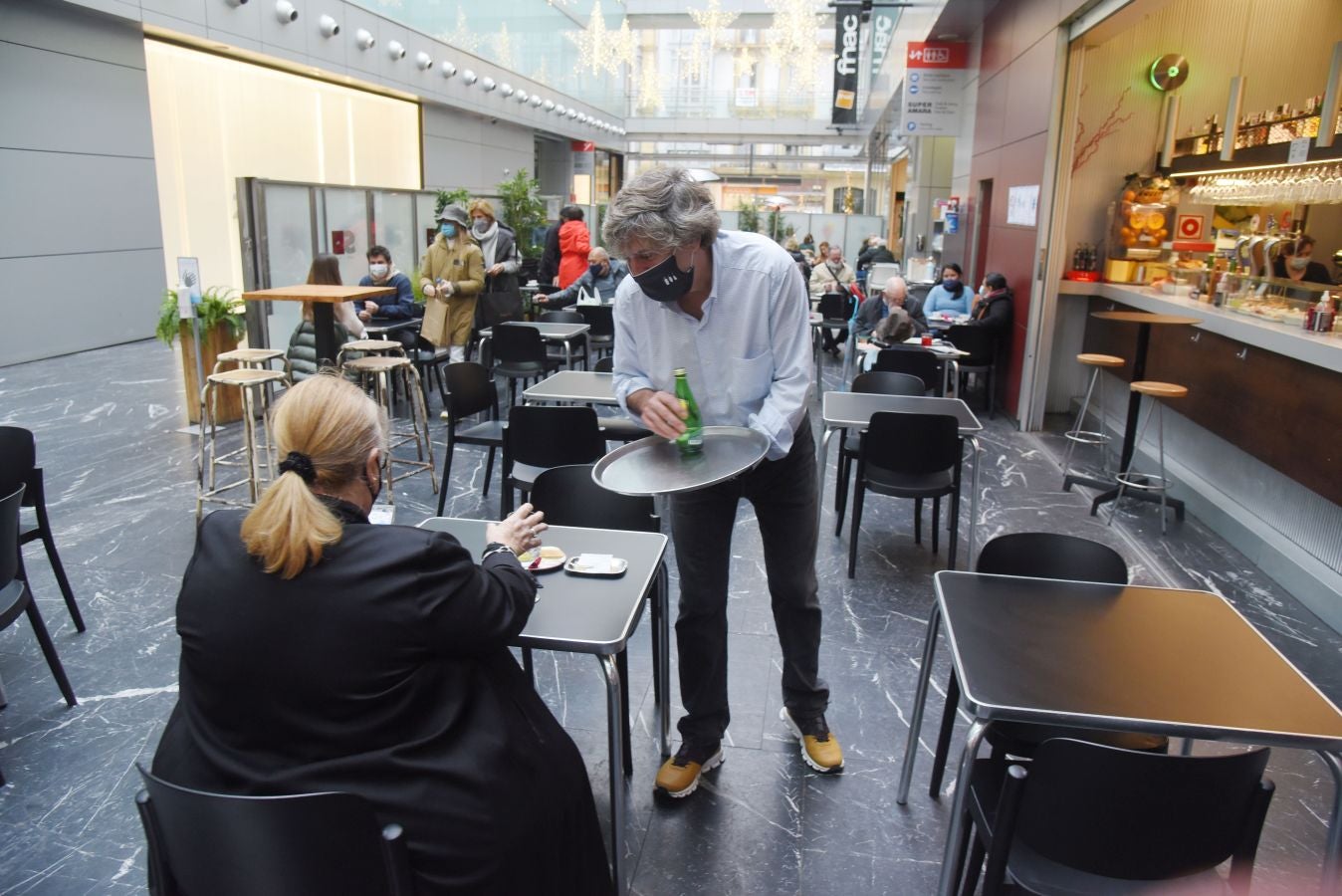 La hostelería donostiarra ha vuelto a subir las persionas y han sacado de nuevo las mesas a la calle.