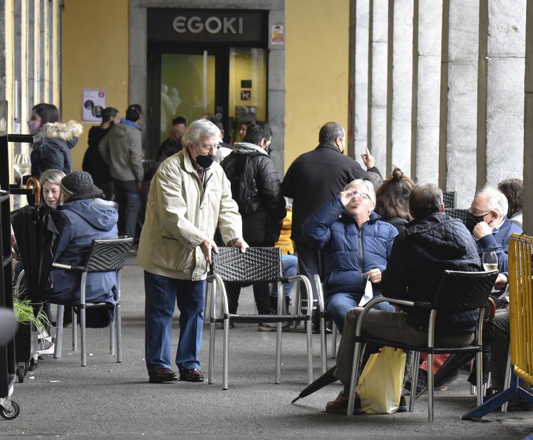 En Tolosa ha tocado abrigarse bien para poder disfrutar de las terrazas.