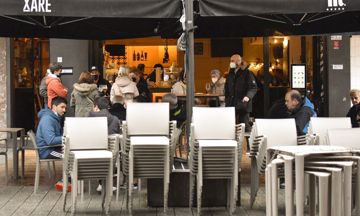 En Tolosa ha tocado abrigarse bien para poder disfrutar de las terrazas.