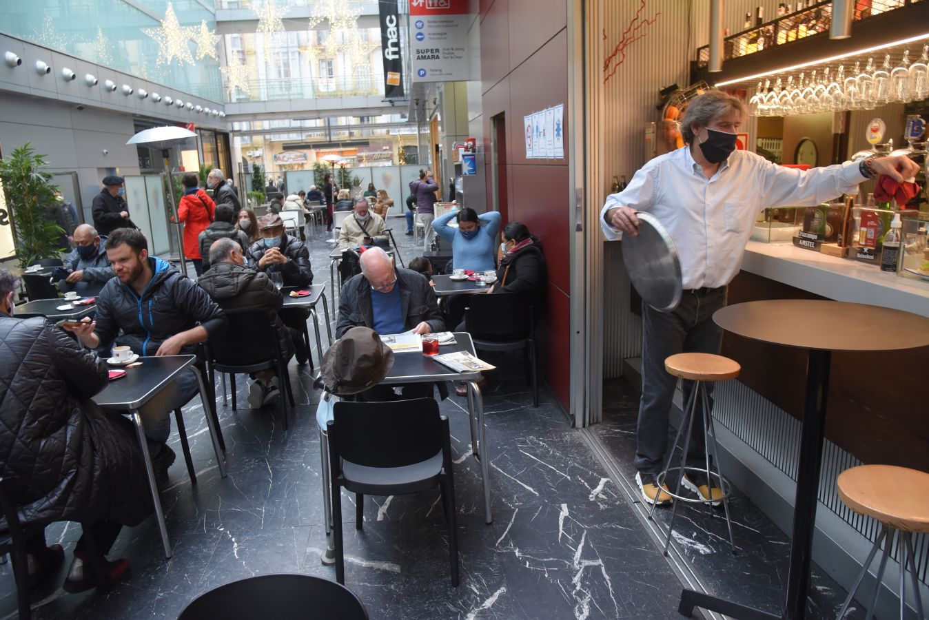 La hostelería donostiarra ha vuelto a subir las persionas y han sacado de nuevo las mesas a la calle.