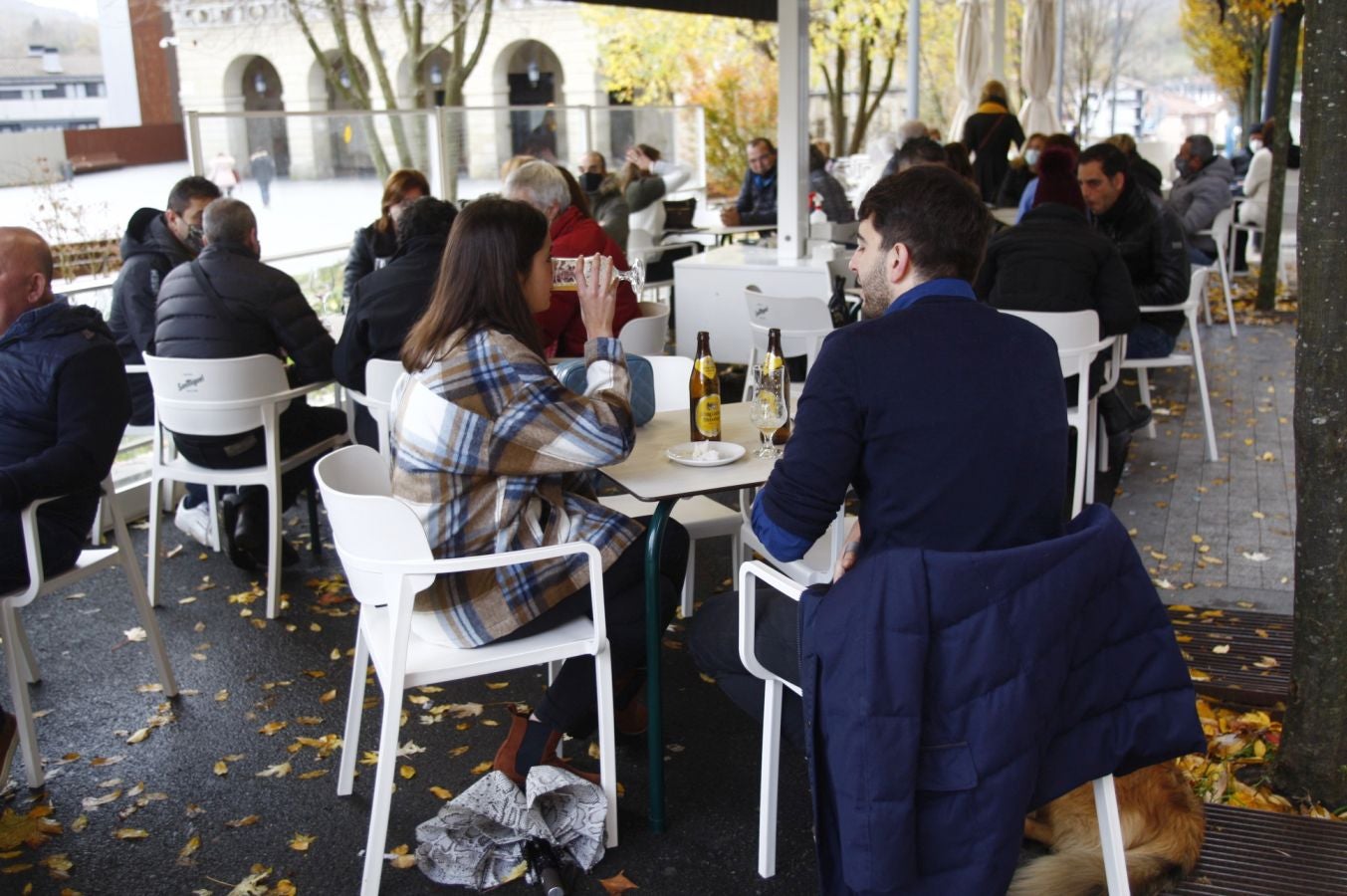 Los irundarras han vuelto a llenar las terrazas en el día de la reapertura de la hostelería en Gipuzkoa.