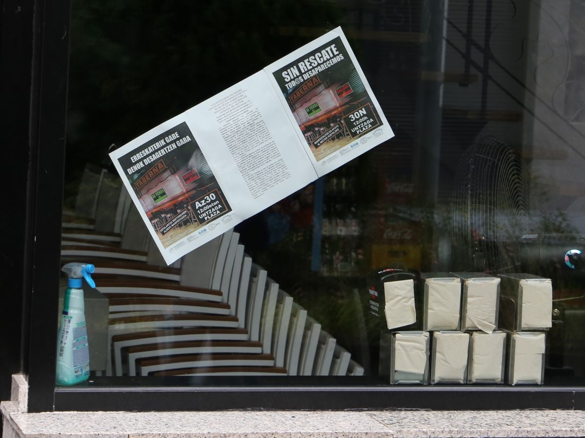 En Eibar algunos hosteleros han optado por mantener sus locales cerrados y reivindicar un rescate al sector.