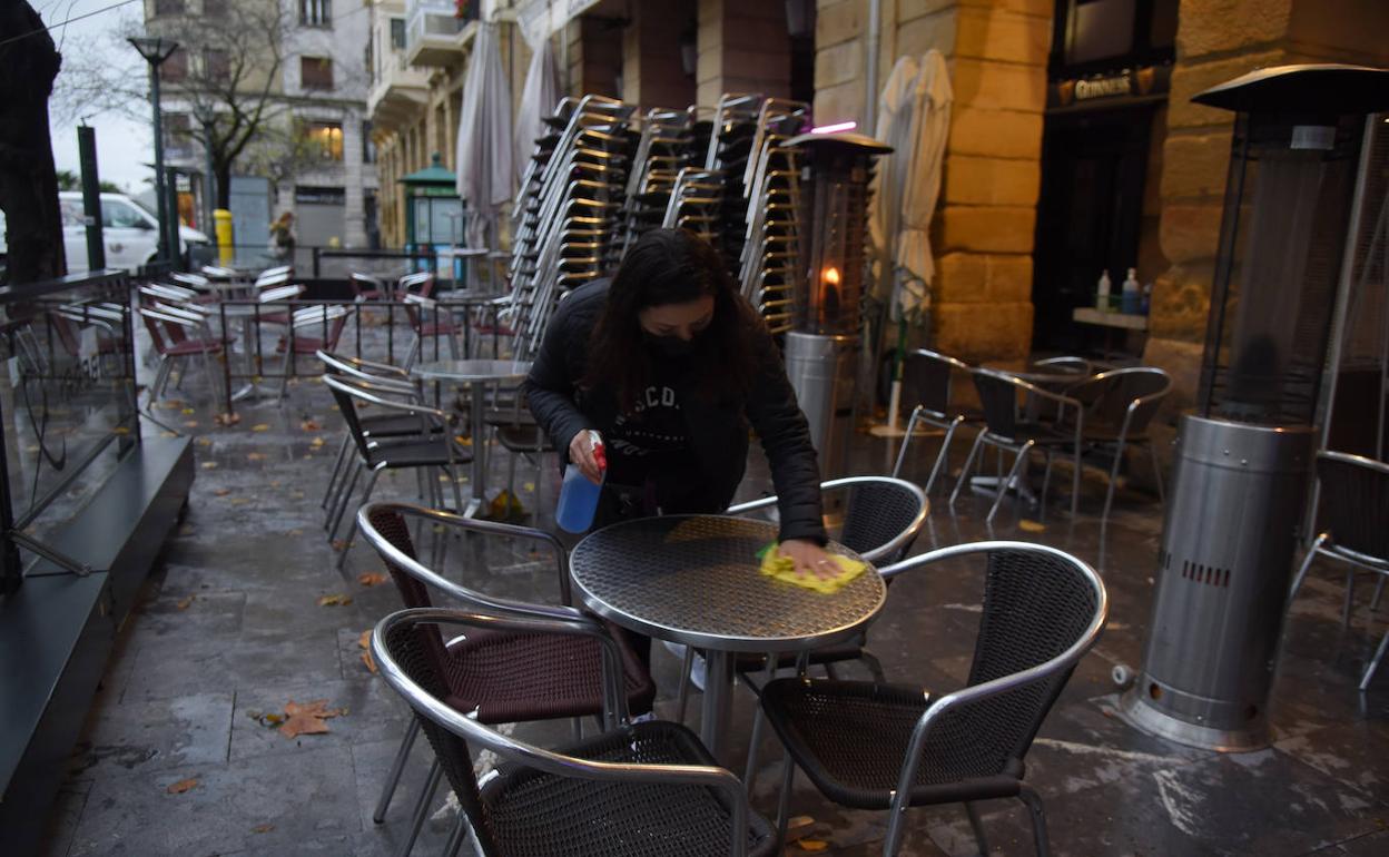La terraza de un establecimiento de Donostia, a primera hora de esta mañana. 