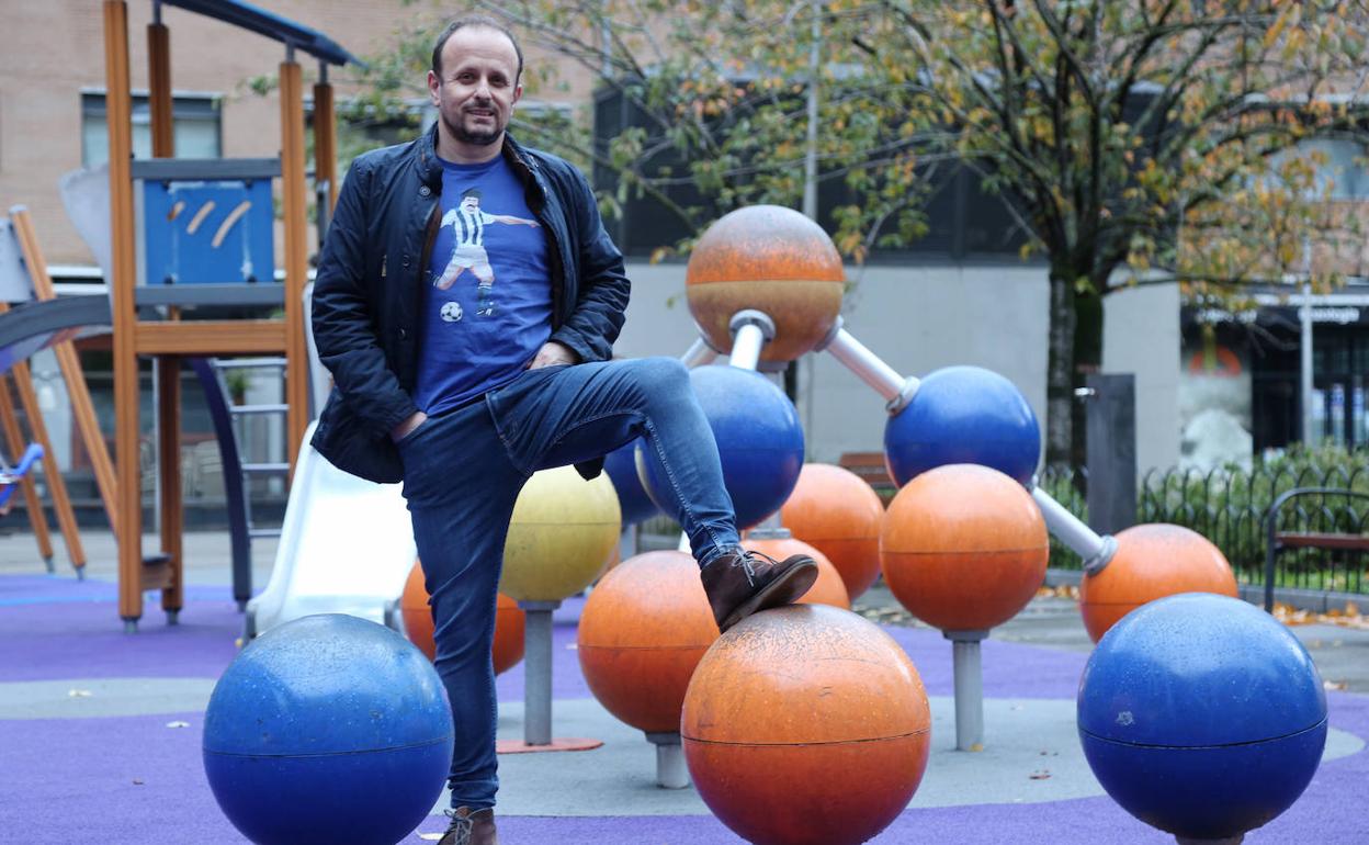 David González, en la plaza en la que antes estaba el estadio de Atocha, en el barrio donostiarra de Egia.