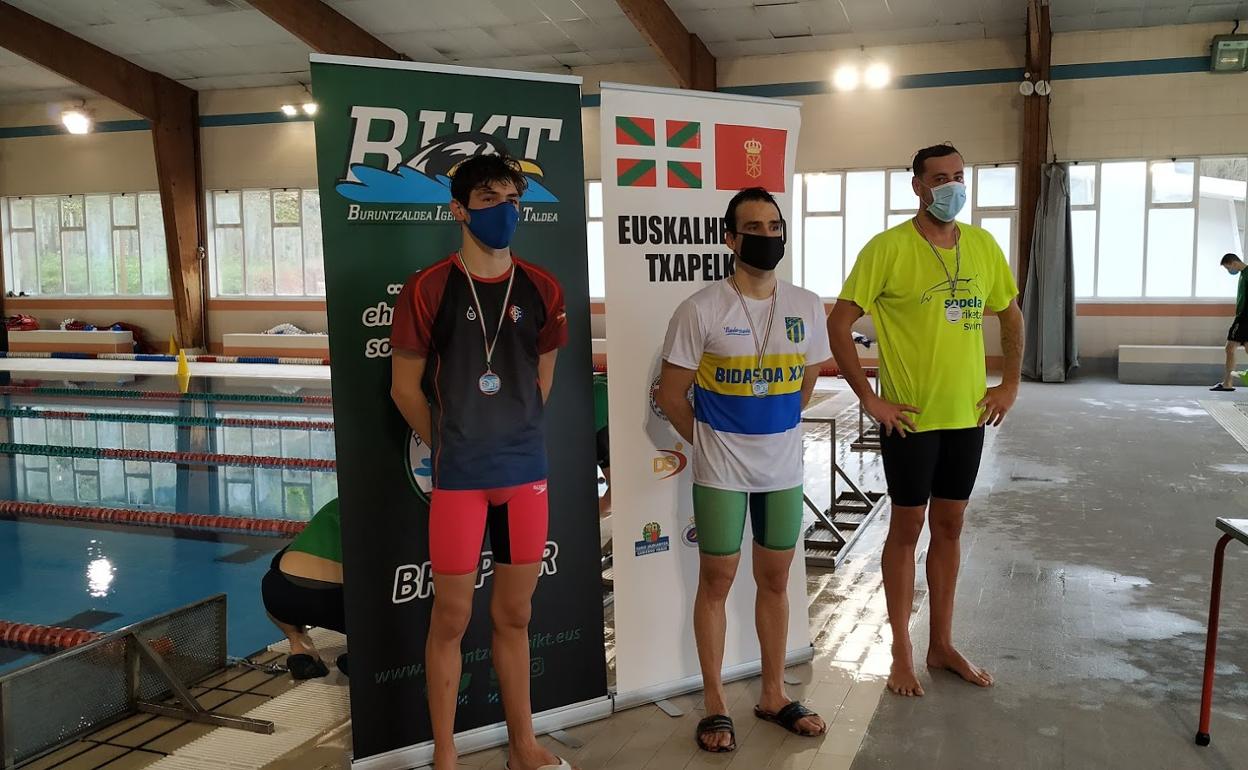 Haigor Aranguren entre Enaitz Goñi y Adnan Mustafic. 