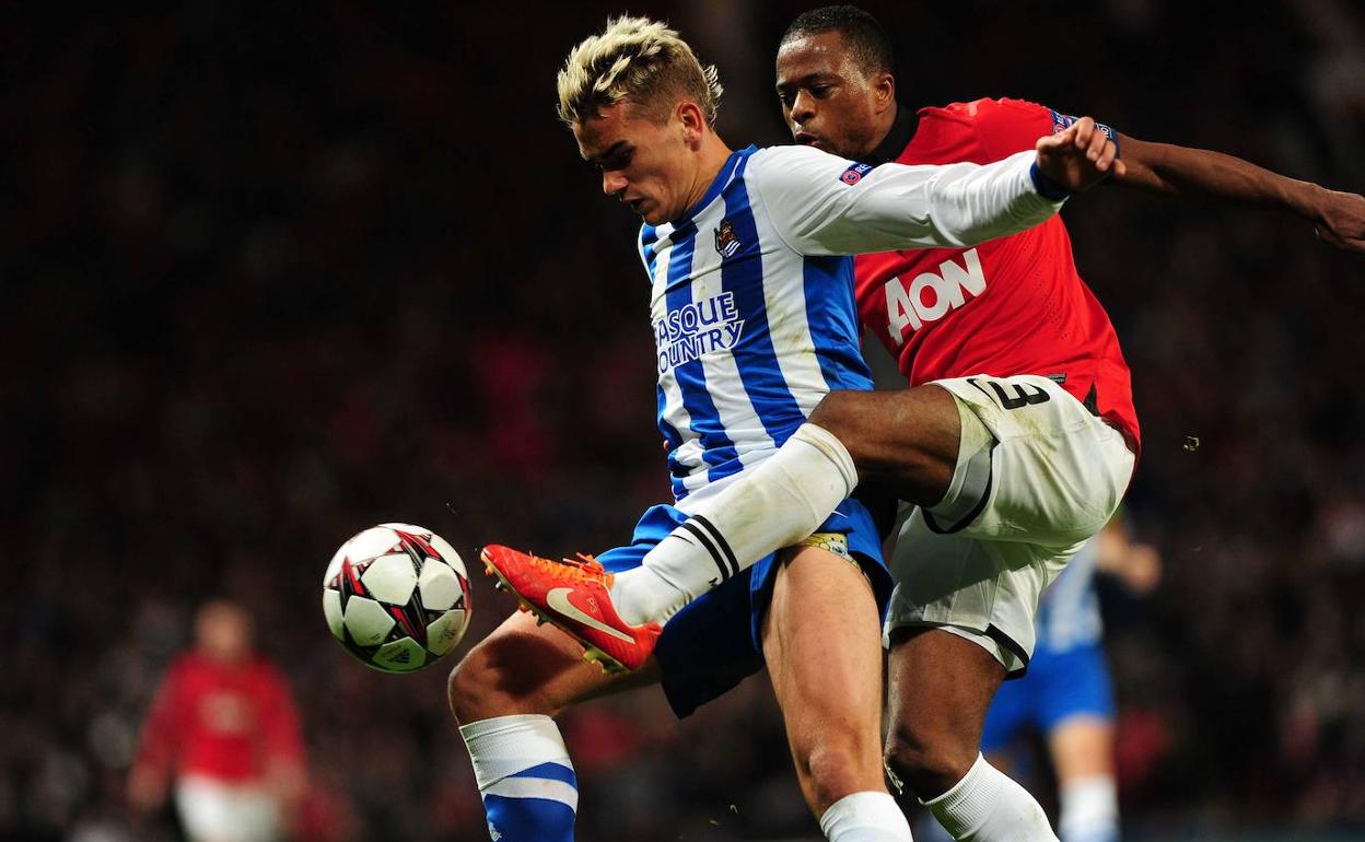 Griezmann disputa un balón con Evra en Old Trafford en 2013.