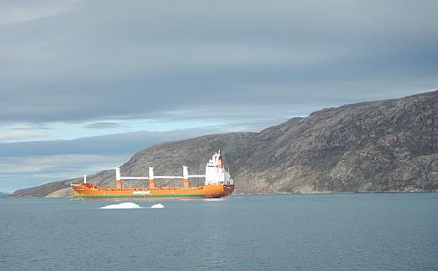 Un mercante pasa por Milne Inlet, en Nunavut. 