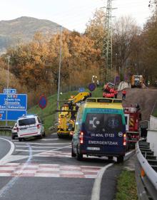 Imagen secundaria 2 - Muere calcinado un camionero en la A-15 al incendiarse su vehículo en Andoain