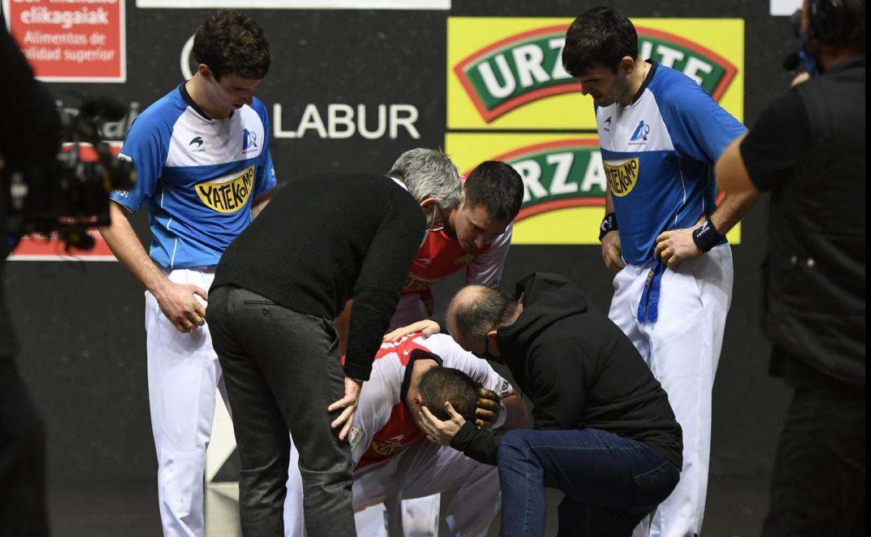 Los doctores Urrutia y Simón atienden a Olaizola II tras el pelotazo en la final del Parejas. 
