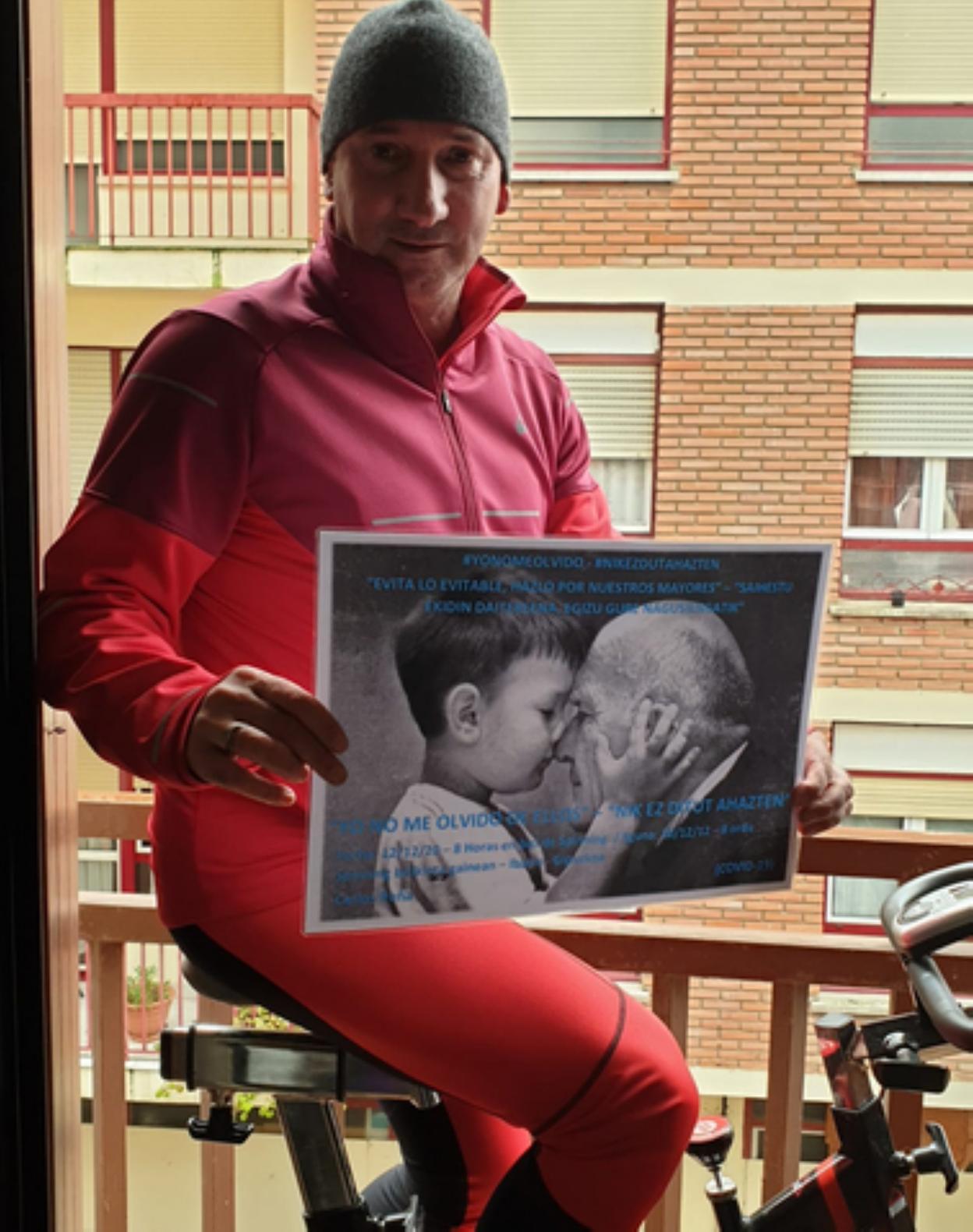 Peña, en el balcón de su casa. 