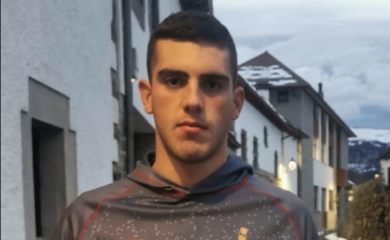 Iker Vicente enseña su segunda txapela ayer en Otsagabia. 