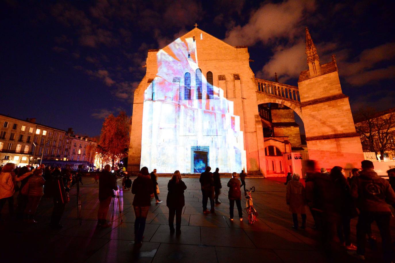 La catedral de Burdeos luce una espectacular iluminación navideña que contribuye a alegrar la vida cotidiana en el centro de la ciudad.